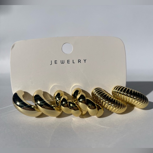 Jewelry - Brand New Elegant Gold Earrings